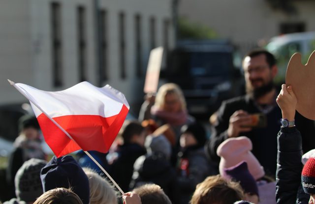 Flaga nad tłumem uczestników, 2023
