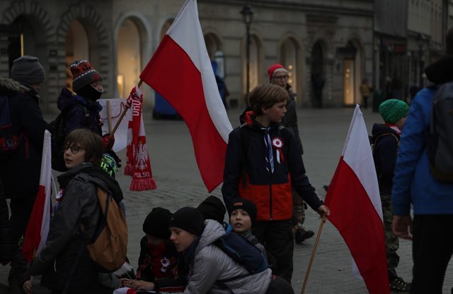 Uczniowie z flagami w drodze na kolejny punkt, 2024