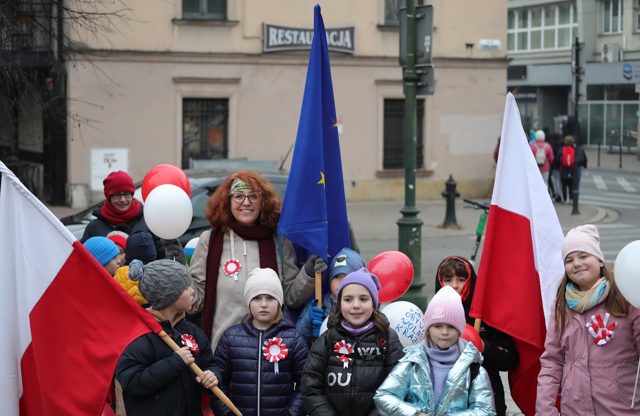 Klasa z flagami i balonami przy Plantach, 2024