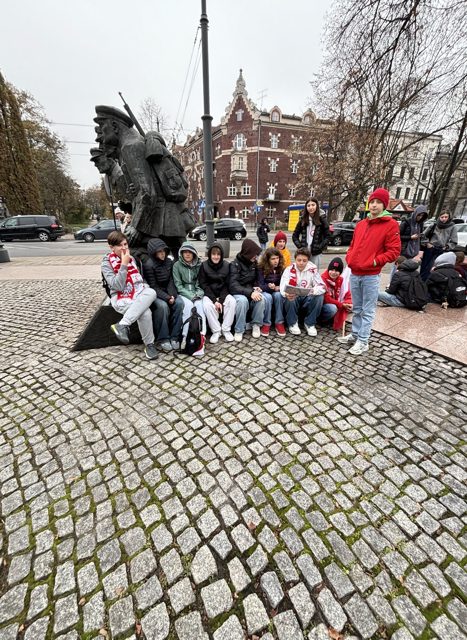 Klasa przy pomniku na trasie gry, 2024