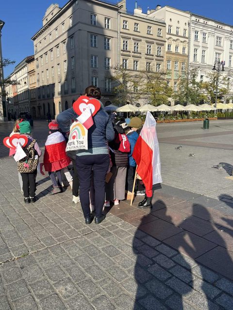 Klasa z biało-czerwoną flagą na Rynku Głównym, 2025